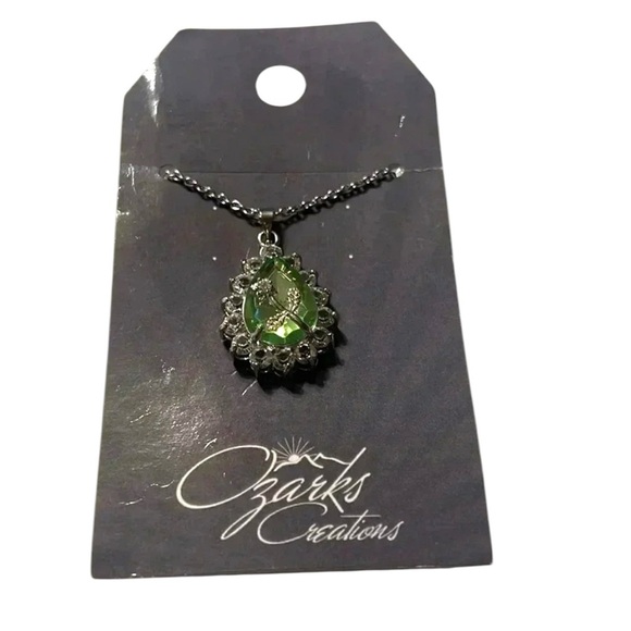 NWT  SILVER NECKLACE WITH GREEN STONE WITH A FLOWER IN THE CENTER - Picture 8 of 9